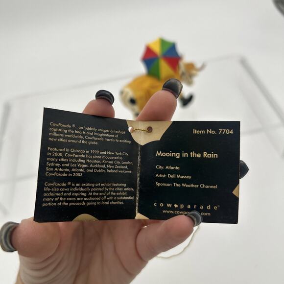 COW PARADE #7704 Mooing in the Rain 2005 W/Tag No Box -Raincoat, Umbrella, Boots - Picture 9 of 16